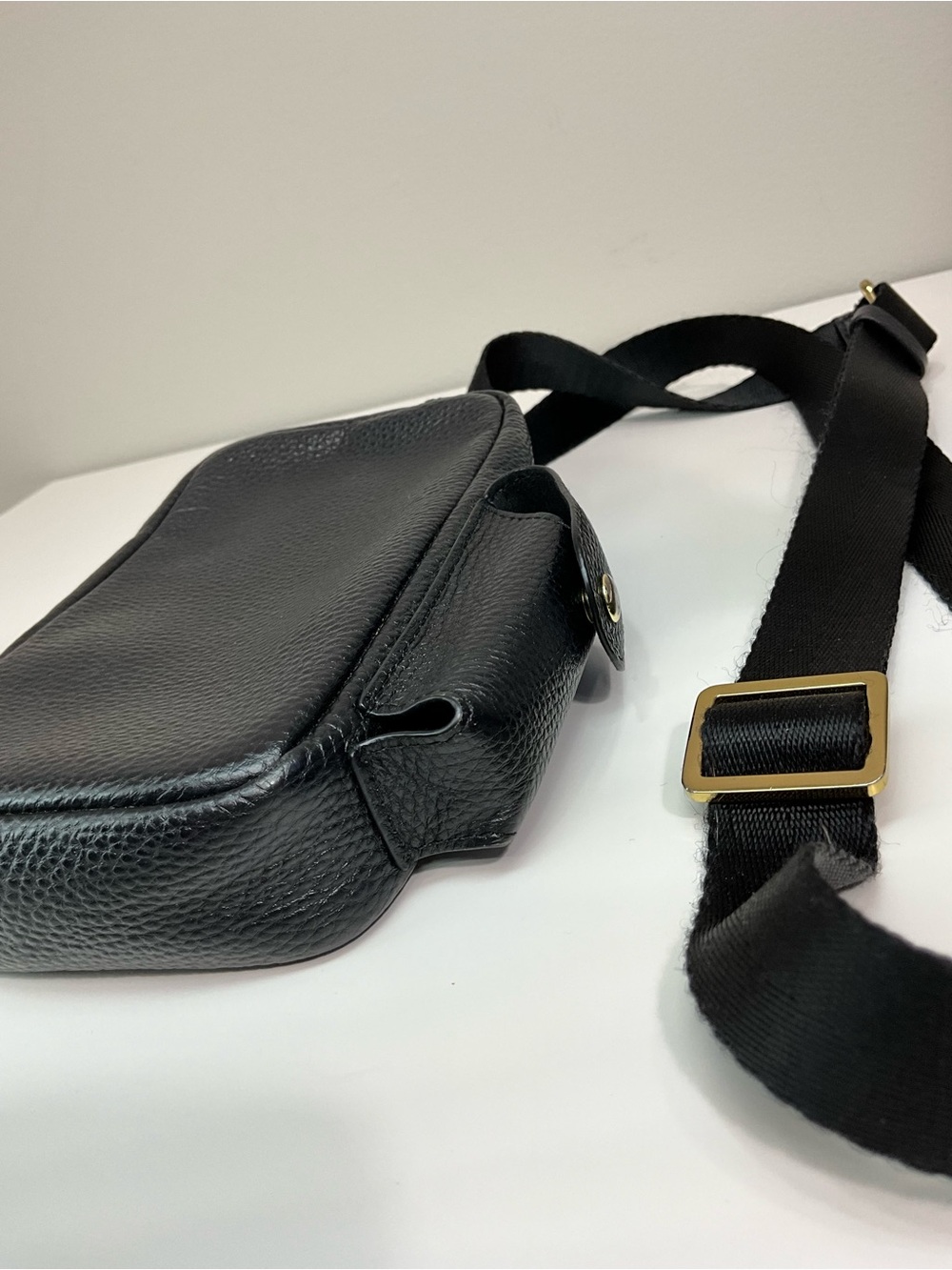 BANDOLIER Black Pebbled Leather Crossbody Phone Bag Gold Hardware Zip Top - Picture 3 of 10